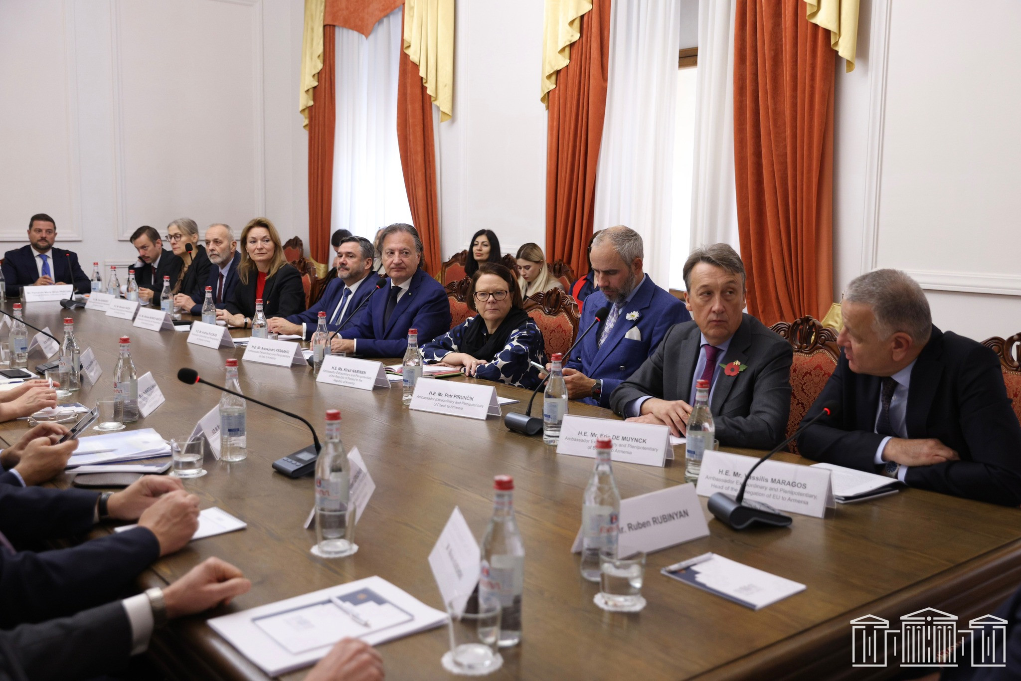 Ռուբեն Ռուբինյանը հանդիպել է ՀՀ-ում հավատարմագրված ԵՄ անդամ երկրների ռեզիդենտ եւ ոչ ռեզիդենտ դեսպանների հետ