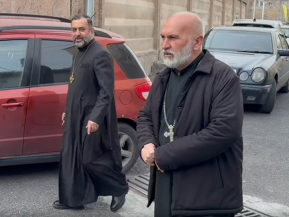 Նաթան սրբազանի ձայնագրության գործով այսօր ՔԿ–ում հարցաքննության են կանչվել ևս մի քանի հոգևորականներ․ Sputnik Արմենիա