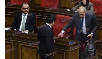 «Էս ի՞նչ ձև ա»․ Փաշինյանը բարկացավ Ալեն Սիմոնյանի հետ զրույցում և հեռացավ․ ԱԺ-ում քվորում չկա