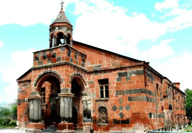 Թալինում վնասել են շենքի բակում կայանված «Սուրբ Աստվածածին» եկեղեցու քահանային պատկանող մեքենան