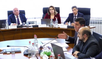 Լարված վիճակ ՀԾԿՀ նիստում․ «Ես եմ որոշում՝ ոնց կանեմ», «Ձեր ձայնը չբարձրացնե՛ք, ինչու՞ են ոստիկաններն այստեղ»