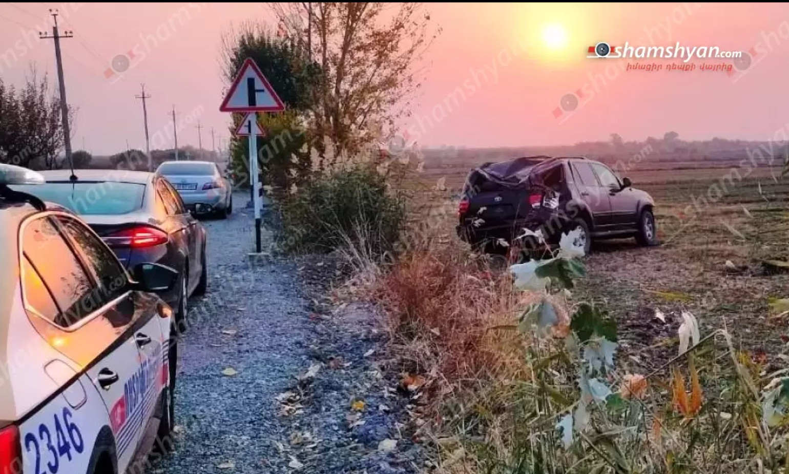 Արմավիրում «Toyota»-ն դուրս է եկել երթևեկելի գոտուց, բախվել բետոնե սյանը և հայտնվել դաշտում․ կան տուժածներ