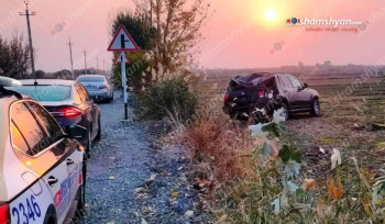 Արմավիրում «Toyota»-ն դուրս է եկել երթևեկելի գոտուց, բախվել բետոնե սյանը և հայտնվել դաշտում․ կան տուժածներ