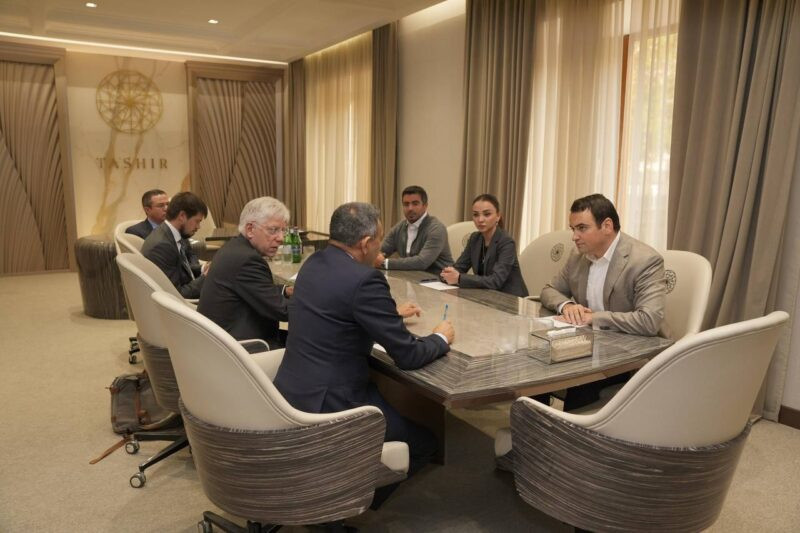 Նարեկ Կարապետյանը հանդիպել է «Աղոթքի նախաճաշի» մասնակիցներից մի քանիսի հետ