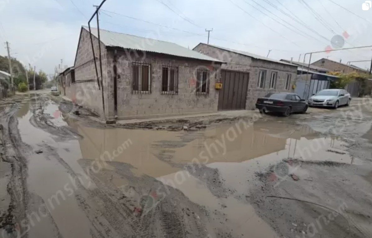 Նոր Խարբերդում էլեկտրասյան տակ խմելու ջրի խողովակը վնասվել ու 6 ամիս է՝ ջուրը ողողել է մի քանի փողոցներ