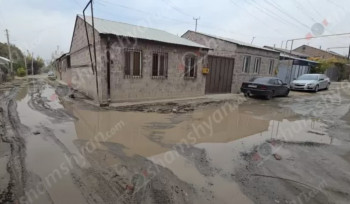 Նոր Խարբերդում էլեկտրասյան տակ խմելու ջրի խողովակը վնասվել ու 6 ամիս է՝ ջուրը ողողել է մի քանի փողոցներ