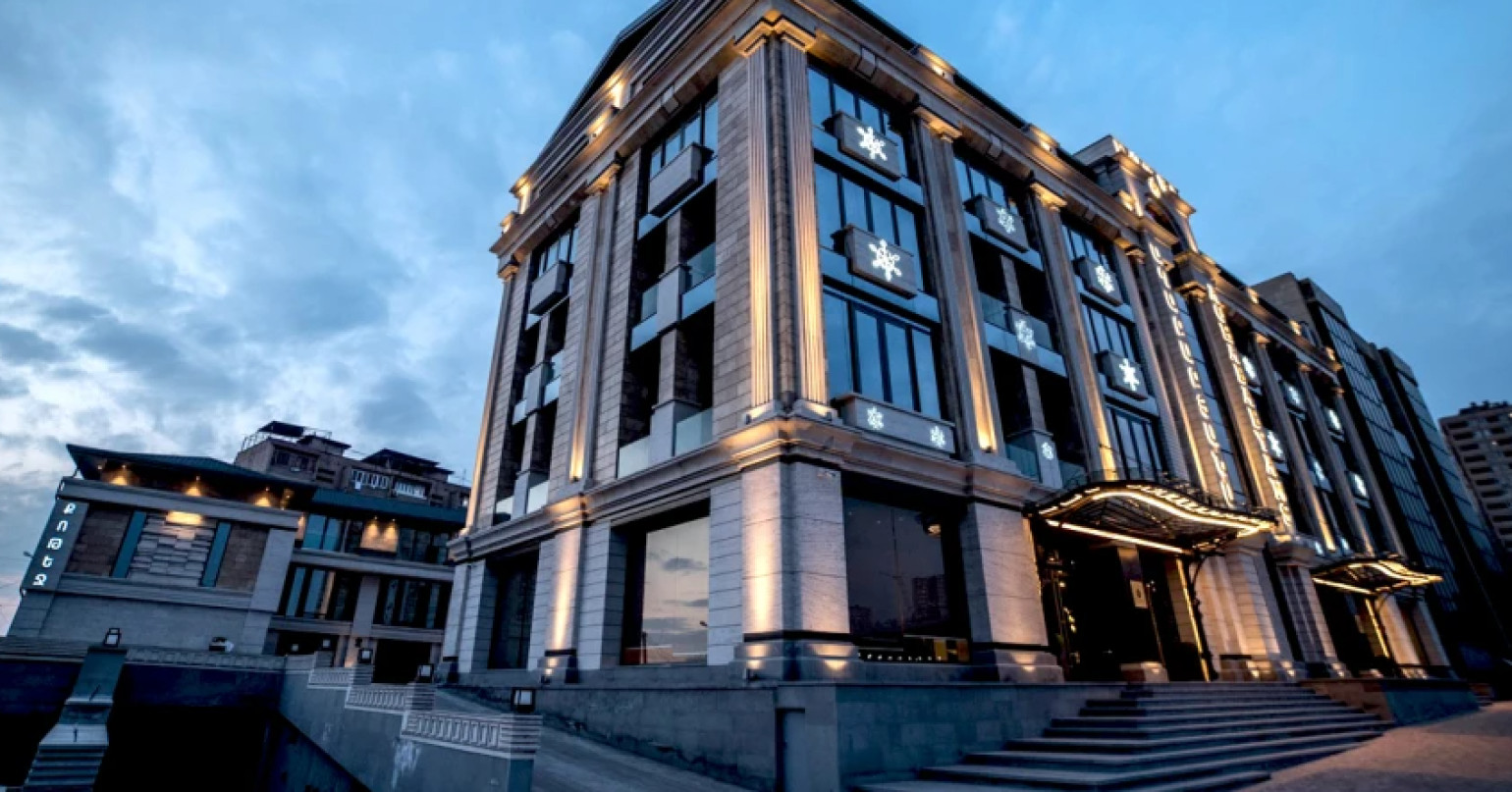 Երևանի «Աղաբաբյանս» հյուրանոցի համարներից մեկը որպես հյուր հրավիրված 29-ամյա կինն այնտեղից հափշտակել է «iPhone» հեռախոս և ոսկյա վզնոց՝ իր խաչով