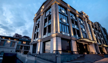 Երևանի «Աղաբաբյանս» հյուրանոցի համարներից մեկը որպես հյուր հրավիրված 29-ամյա կինն այնտեղից հափշտակել է «iPhone» հեռախոս և ոսկյա վզնոց՝ իր խաչով