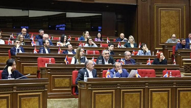 Հավաքվեք, քննարկեք, փառավորեք մարտի 1-ի ողբերգության ընթացքում հոգով փառավորվածին, իսկ ողբերգությունից հետո դեպքի վայրից փախուստ տվածին․ «Հայաստան» խմբակցություն