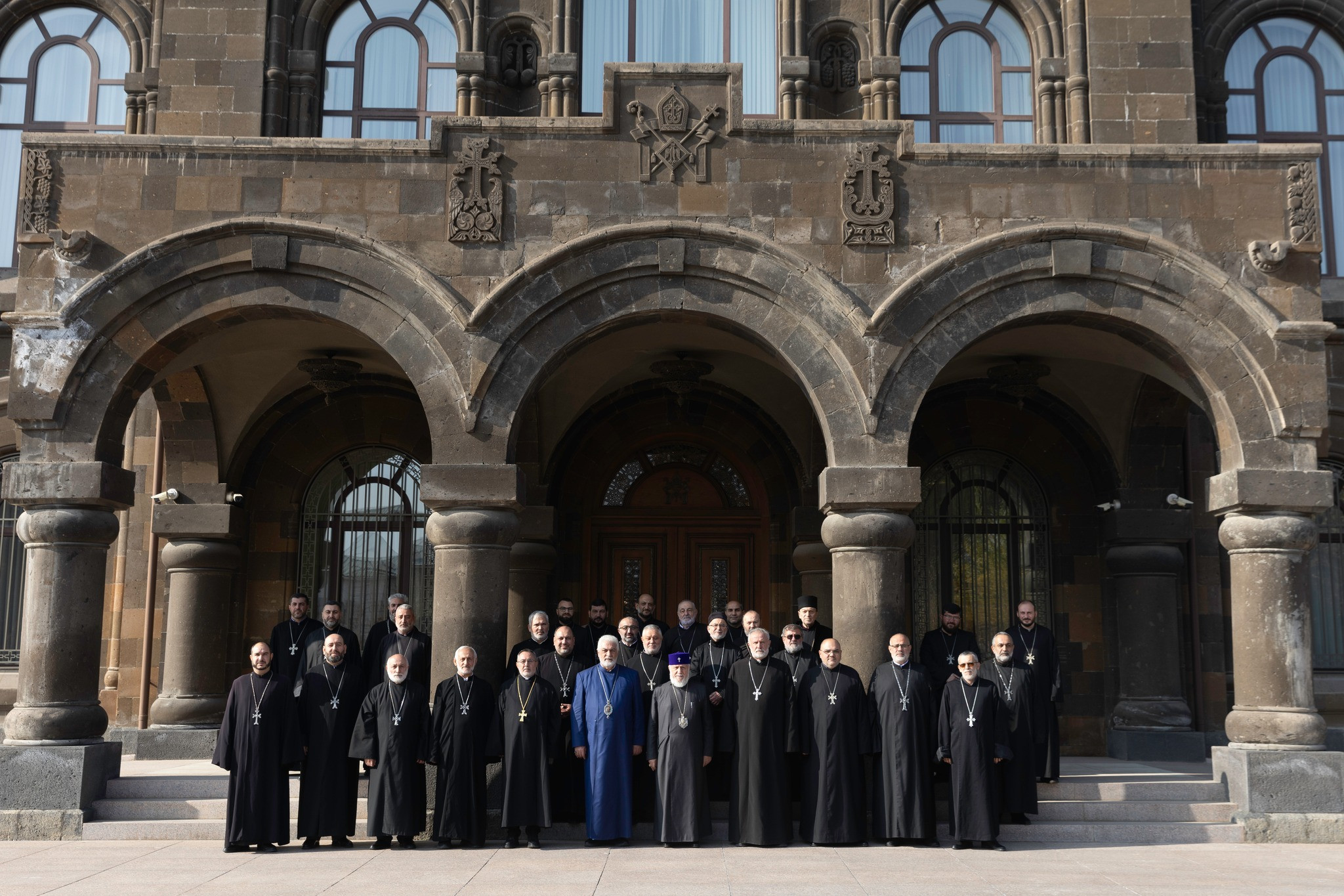 Գարեգին Բ-ն Արարատյան Հայրապետական թեմի հոգևոր սպասավորներին հորդորել է աներկյուղ ու նախանձախնդիր կերպով հաղթահարել ամեն տեսակի դժվարություն