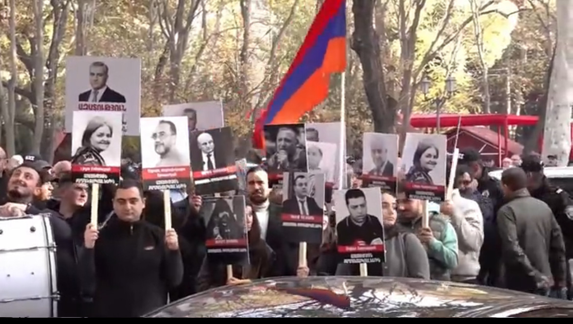 Մենք այստեղ ենք, որովհետև ՀՀ–ում ժողովրդավարությունը կանգնած է ճգնաժամի առաջ. ակցիա Դատախազության դիմաց