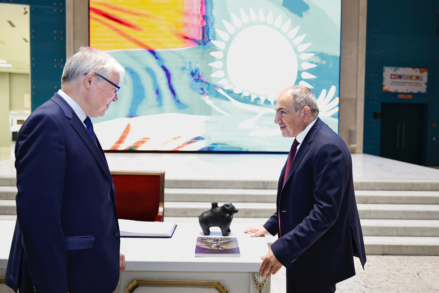 Փաշինյանը Ղազախստանի ազգային թանգարանին է նվիրել Արտաշատում պեղված 1-2 դարերի գինու մատուցման անոթ