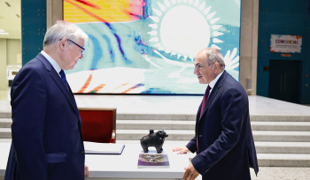 Փաշինյանը Ղազախստանի ազգային թանգարանին է նվիրել Արտաշատում պեղված 1-2 դարերի գինու մատուցման անոթ