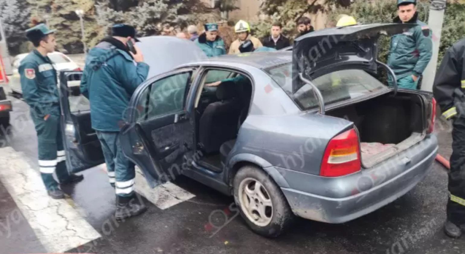 Արագածոտնի մարզպետարանի մոտ կայանված «Opel»-ում հրդեհ է բռնկվել