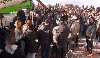 Հարյուրավոր կամավորներ, այդ թվում 44-օրյա պատերազմի մասնակիցներ, բարձրացել են Հատիսի գագաթ՝ մասնակցելու Հիսուսի արձանի շինարարությանը (տեսանյութ)