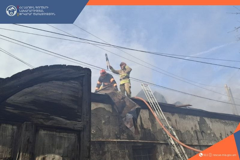 Հրդեհ է բռնկվել Գյումրի քաղաքի Տերյան փողոցի հարակից մի քանի տների տանիքներում
