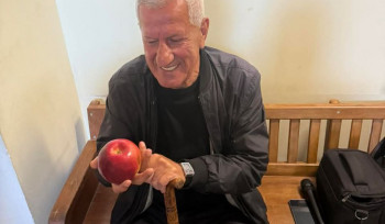 Փաշինյանի ուղղությամբ խնձոր նետած Ալբերտ Առստամյանի արդարացման վճիռը Վերաքննիչը անփոփոխ թողեց