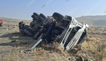 Դաշտադեմ-Քարակերտ ճանապարհին «Howo» բեռնատարը դուրս է եկել երթևեկելի գոտուց և կողաշրջվել
