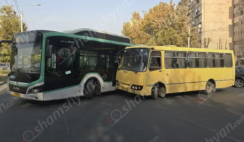 Բաբաջանյան փողոցում բախվել են «MAN» և «ISUZU» մակնիշի ավտոբուսները, ինչի պատճառով ճանապարհի երթևեկելի գոտին ամբողջությամբ փակվել է