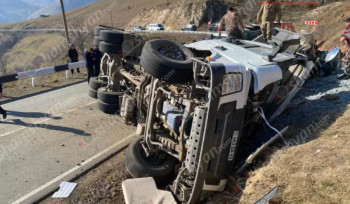 Բերդ-Ճամբարակ ճանապարհին «SHACMAN» բեռնատարը դուրս է եկել երթևեկելի գոտուց և կողաշրջվել