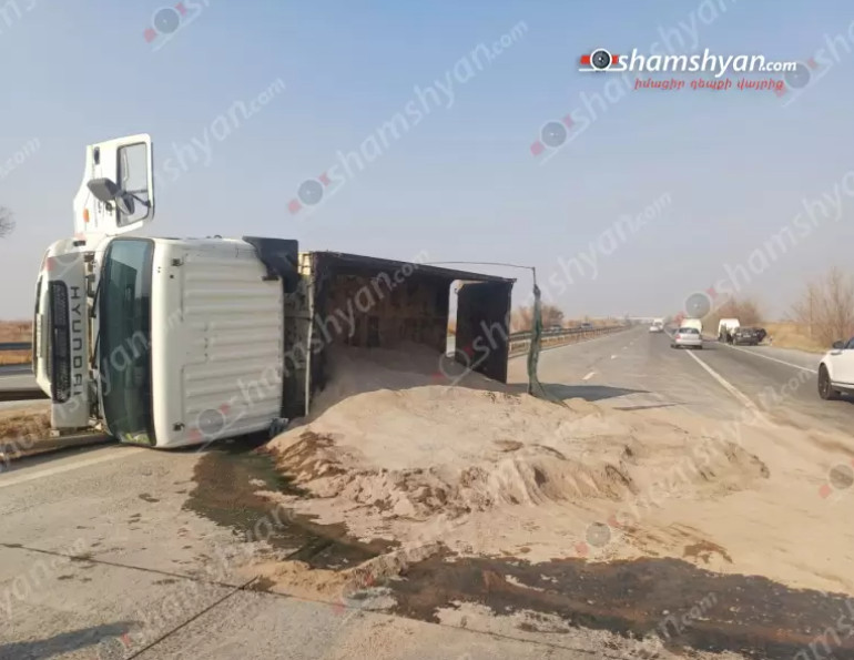 Երևան-Երասխ ճանապարհին ավազով բարձված բեռնատարը բախվել է երկաթե արգելապատնեշին և կողաշրջվել