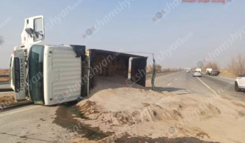Երևան-Երասխ ճանապարհին ավազով բարձված բեռնատարը բախվել է երկաթե արգելապատնեշին և կողաշրջվել