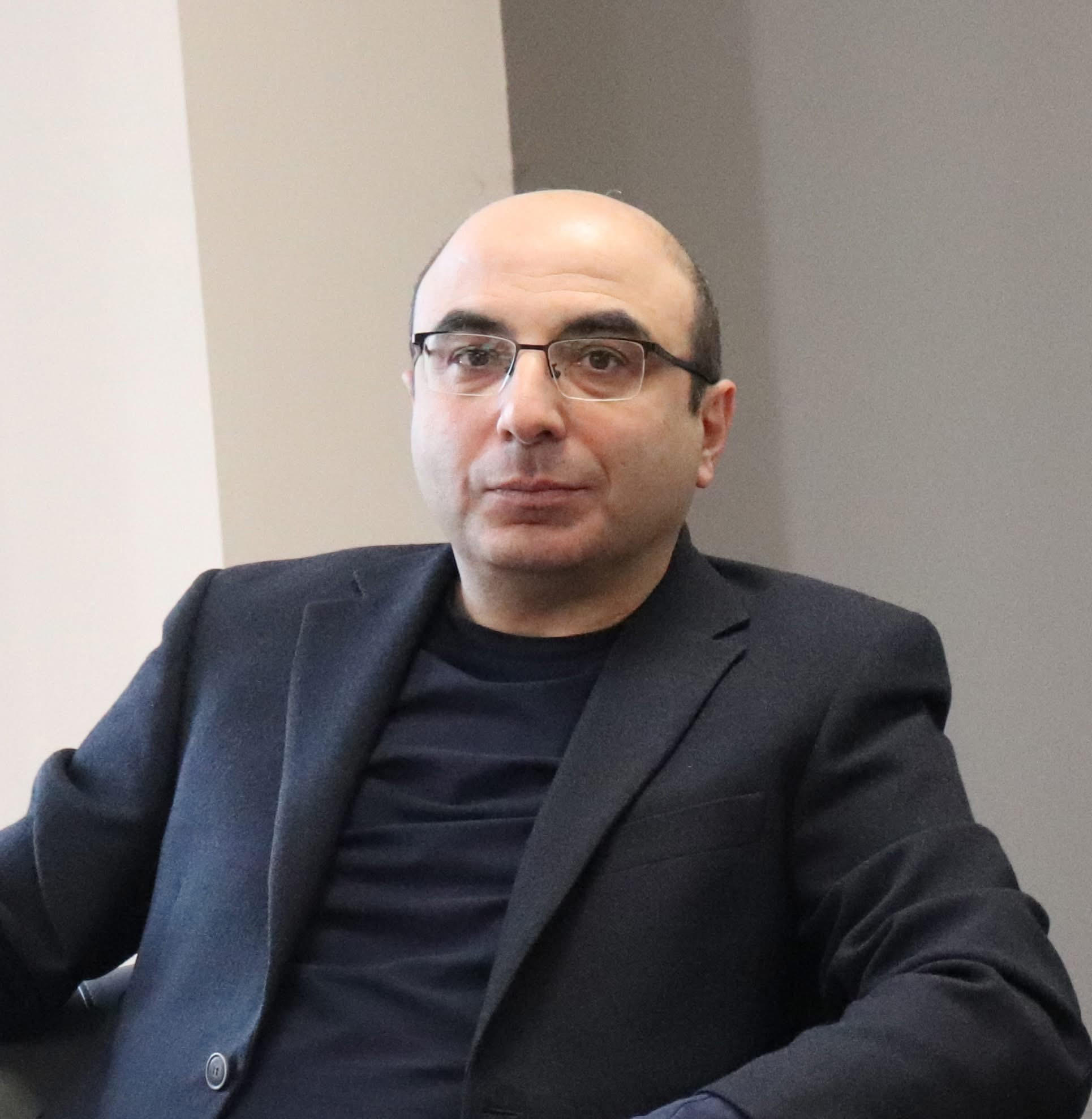 Մենք հո անասո՞ւն չենք, որ ամեն ինչ հանդուրժենք, ո՞նց կարող են եպիսկոպոսները, որոնց մեղադրել են կուսակրոնության խախտման, սրբապղծության մեջ, հավաքվեն ու պահանջեն այլ հոգևորականի հրաժարական․ Վահե Հովհաննիսյան