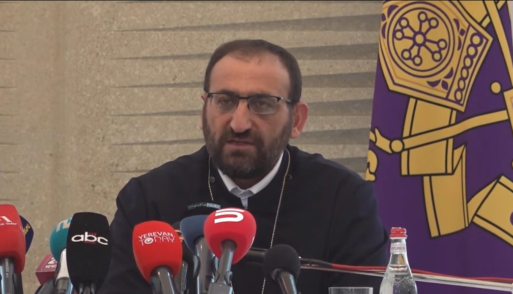 Այն ինչ վերագրվում է ինձ, բացարձակ կապ չունի իմ կենսագրության հետ, տեսագրությունները կեղծիք են. Արշակ սրբազան