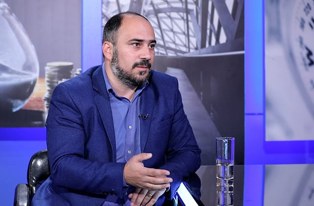 «Հայոց պատմության» 7-րդ դասարանի սխալաշատ դասագրքում գրված էր՝ եկեղեցին հիմնադրվել է պետության կողմից. Միքայել Բադալյան