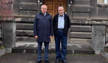 Լևոն Տեր-Պետրոսյանն իր առանձնատանը հանդիպել է ՌԴ դեսպանի հետ