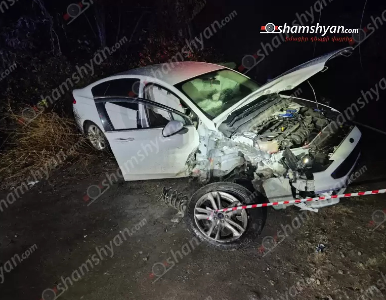 Նուբարաշենում «BMW»-ն դուրս է եկել երթևեկելի գոտուց, բախվել բետոնե հենապատին ու բետոնե էլեկտրասյանը
