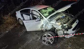 Նուբարաշենում «BMW»-ն դուրս է եկել երթևեկելի գոտուց, բախվել բետոնե հենապատին ու բետոնե էլեկտրասյանը