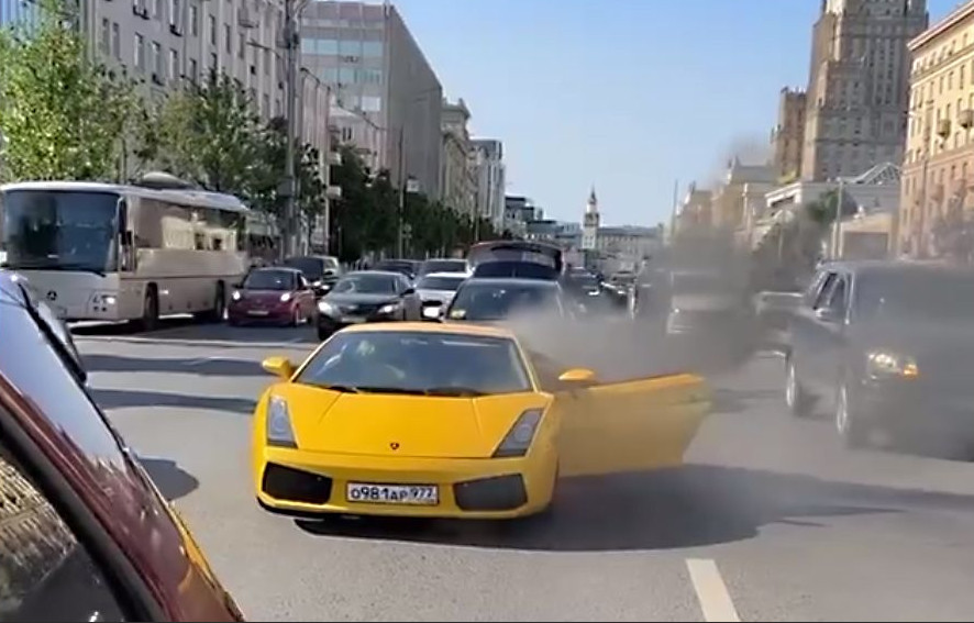 Դեղին Lamborghini-ն չի դիմացել մոսկովյան շոգին․ ընթացքի ժամանակ մեքենայում հրդեհ է բռնկվել (տեսանյութ)