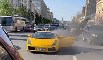 Դեղին Lamborghini-ն չի դիմացել մոսկովյան շոգին․ ընթացքի ժամանակ մեքենայում հրդեհ է բռնկվել (տեսանյութ)