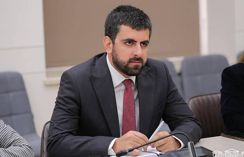 Ռուսական պետական մեդիայում Հայաստանի և այստեղ ընթացող ժողովրդավարական գործընթացների վերաբերյալ հնչող գնահատականները կարող են դիտարկվել որպես հիբրիդային ազդեցության դրսևորում․ Խանդանյան