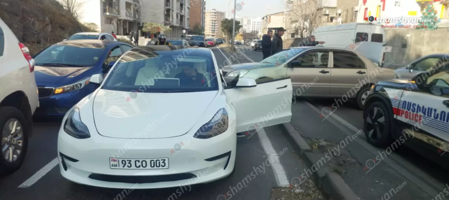 Երևանի Անտառային փողոցում բախվել են «Tesla»-ն, «Mercedes»-ն ու «Mitsubishi»-ն