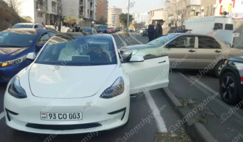 Երևանի Անտառային փողոցում բախվել են «Tesla»-ն, «Mercedes»-ն ու «Mitsubishi»-ն