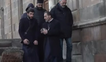 Կարգալույծ քահանաները ոստիկանների ուղեկցությամբ շարժվում են Մայր Աթոռ (տեսանյութ)