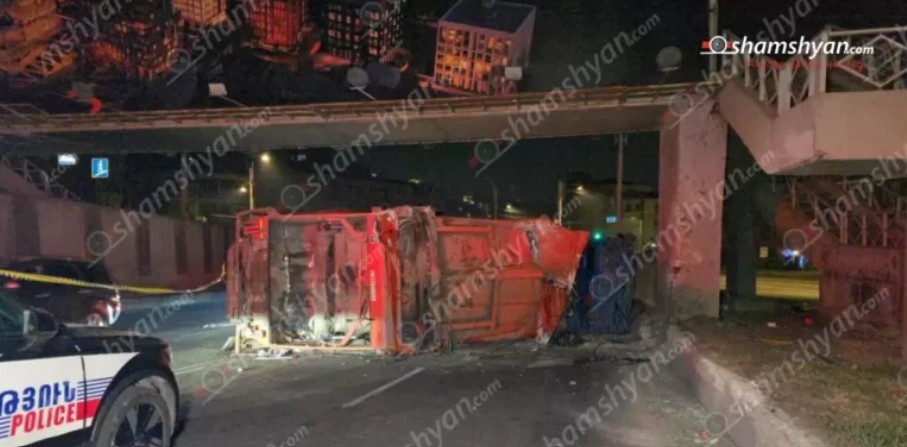 Քաղաքապետարանի աղբատարը բախվել է բետոնե պատնեշին, ապա վերգետնյա կամրջի բետոնե սյանը. կա վիրավոր
