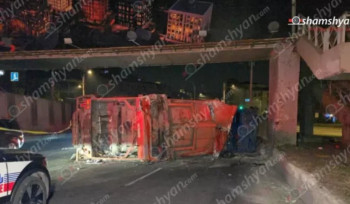 Քաղաքապետարանի աղբատարը բախվել է բետոնե պատնեշին, ապա վերգետնյա կամրջի բետոնե սյանը. կա վիրավոր