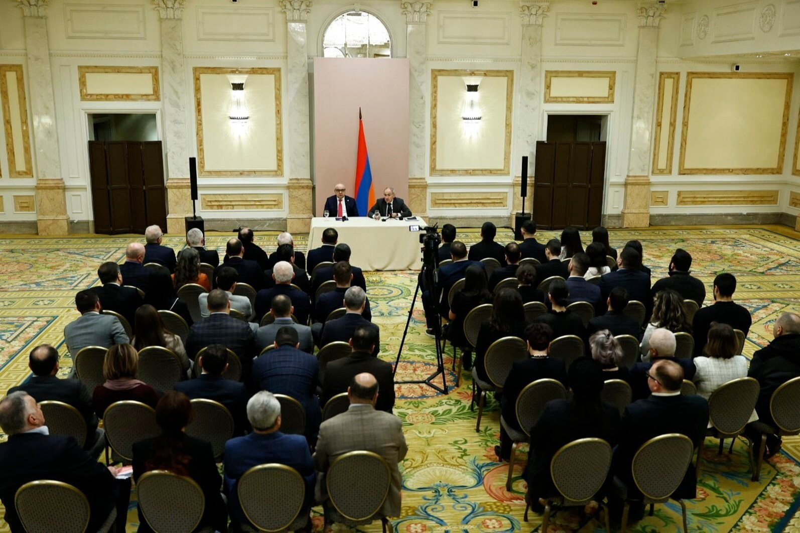 Ընթանում է Փաշինյանի հանդիպումը Սանկտ Պետերբուրգի հայ համայնքի հետ