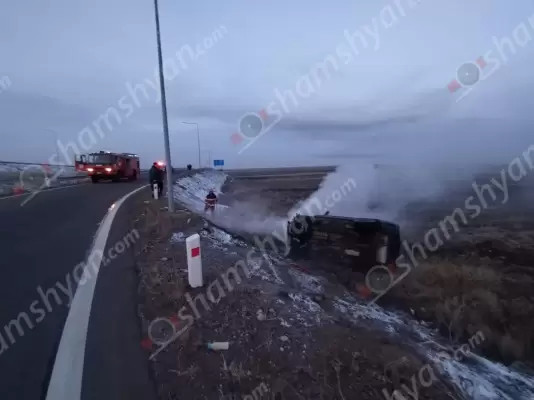 Շիրակի մարզում «Nissan X-Trail»-ը կողաշրջված հայտնվել է երթևեկելի գոտուց դուրս. հրդեհ է բռնկվել