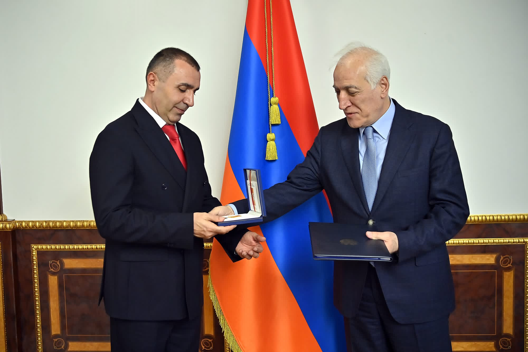 Վահագն Խաչատուրյանը ֆուտզալի ազգային հավաքականի գլխավոր մարզիչ Ռուբեն Նազարեթյանին պարգևատրել է Մովսես Խորենացու մեդալով