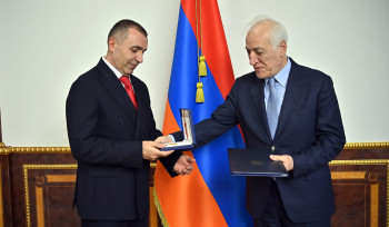 Վահագն Խաչատուրյանը ֆուտզալի ազգային հավաքականի գլխավոր մարզիչ Ռուբեն Նազարեթյանին պարգևատրել է Մովսես Խորենացու մեդալով