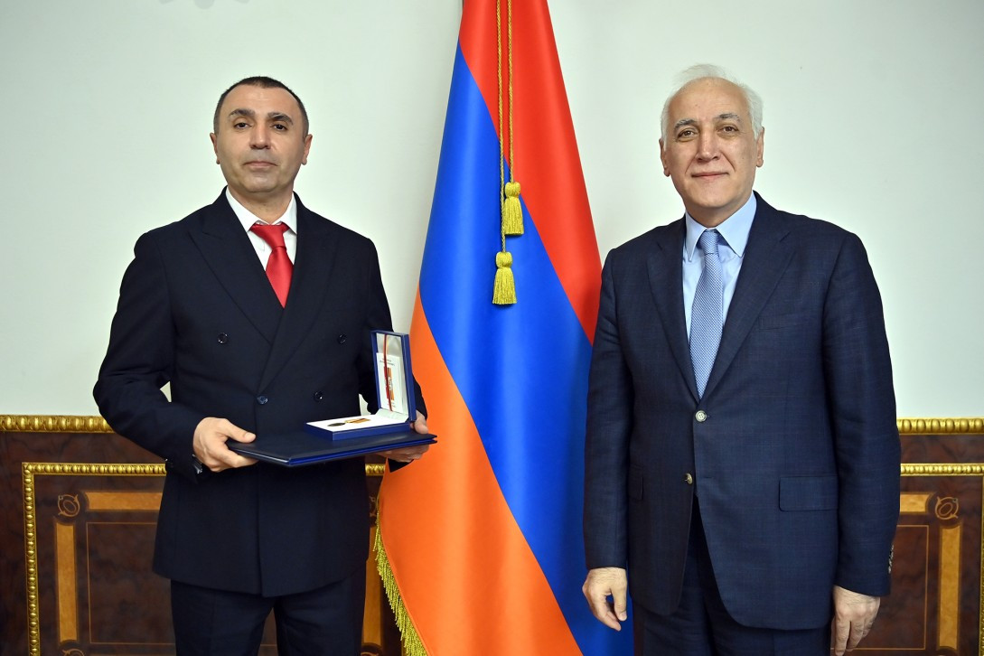 Վահագն Խաչատուրյանը Հայաստանի ֆուտզալի ազգային հավաքականի գլխավոր մարզիչին պարգևատրել է Մովսես Խորենացու մեդալով