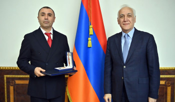 Վահագն Խաչատուրյանը Հայաստանի ֆուտզալի ազգային հավաքականի գլխավոր մարզիչին պարգևատրել է Մովսես Խորենացու մեդալով