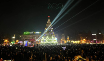 Վառվեցին Գյումրու գլխավոր տոնածառի լույսերը