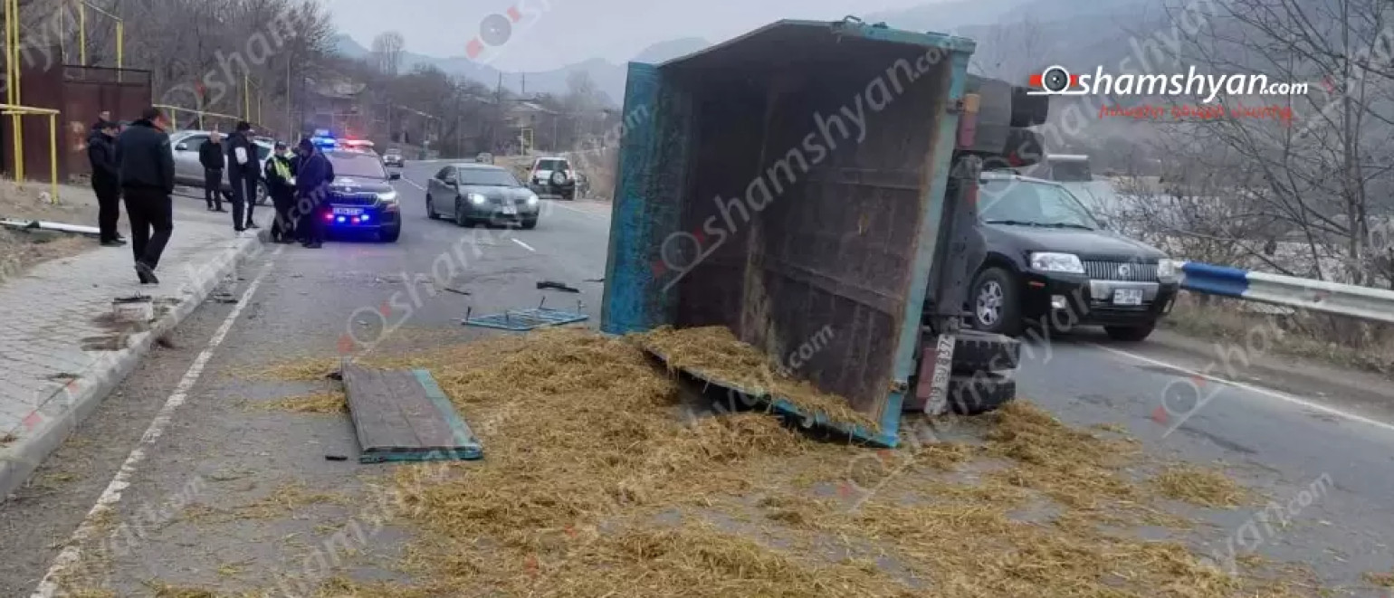Վայոց ձորում բախվել են «Honda CR-V»-ն և խոճկորներ տեղափոխող «ԶԻԼ»-ը. վերջինը կողաշրջվել է