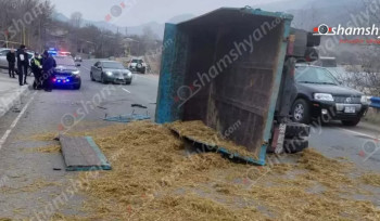 Վայոց ձորում բախվել են «Honda CR-V»-ն և խոճկորներ տեղափոխող «ԶԻԼ»-ը. վերջինը կողաշրջվել է