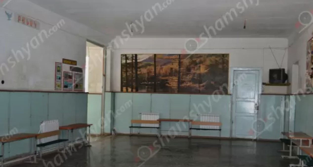 Արարատում՝ դպրոցի դահլիճում, 16-ամյա տղաները վիճաբանել են, այնուհետև նրանցից մեկի քեռիները հանդիպել են վիճաբանության մյուս մասնակցին և նրա հորը ու ծեծի ենթարկել նրանց